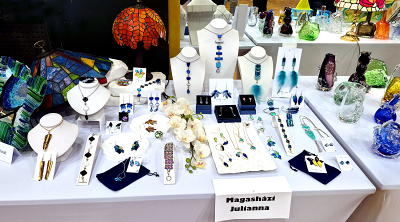 A budafoki üvegművészeti kiállítás asztala