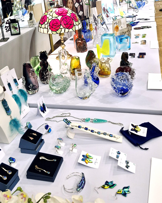 Színes üvegalkotások a budafoki Üvegművészeti kiállításon