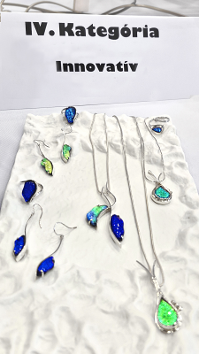 Az innovatív kategória díjazott ezüst-üveg ékszerei