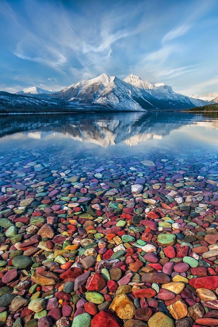 A montanai McDonald-tó színes kavicsai